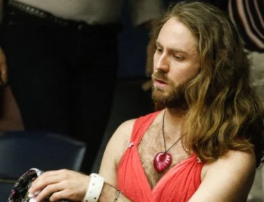 Το «Τζέισον-Αντιγόνη» φωτογραφίζεται χωρίς κανένα απολύτως ρούχο (φωτο)